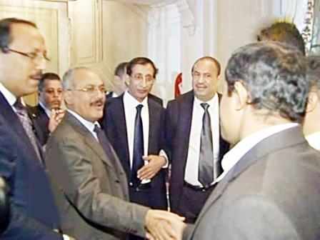 .. ولدى لقائه عددا من قيادات الجالية اليمنية بفرنسا أمس